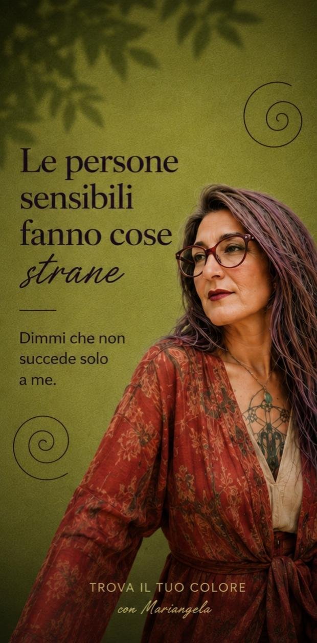 Mariangela, capelli viola e kimono rosso, davanti a uno sfondo verde oliva con spirali e foglie